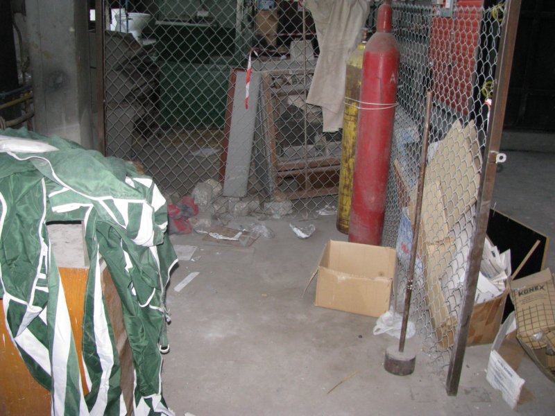 praceprzygotowawczeprzedrozpoczciemremontuhalipadziernik2011.jpg